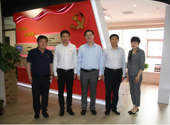 河?xùn)|區(qū)人大常委會、春華街道黨工委領(lǐng)導(dǎo)走訪永誠世佳